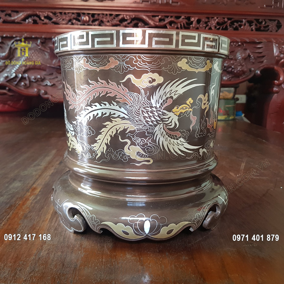 Trên thân bát hương chạm khắc hình ảnh phượng Hoàng là một trong tứ linh Long Lân Quy Phụng, vô cùng sắc nét và sinh động